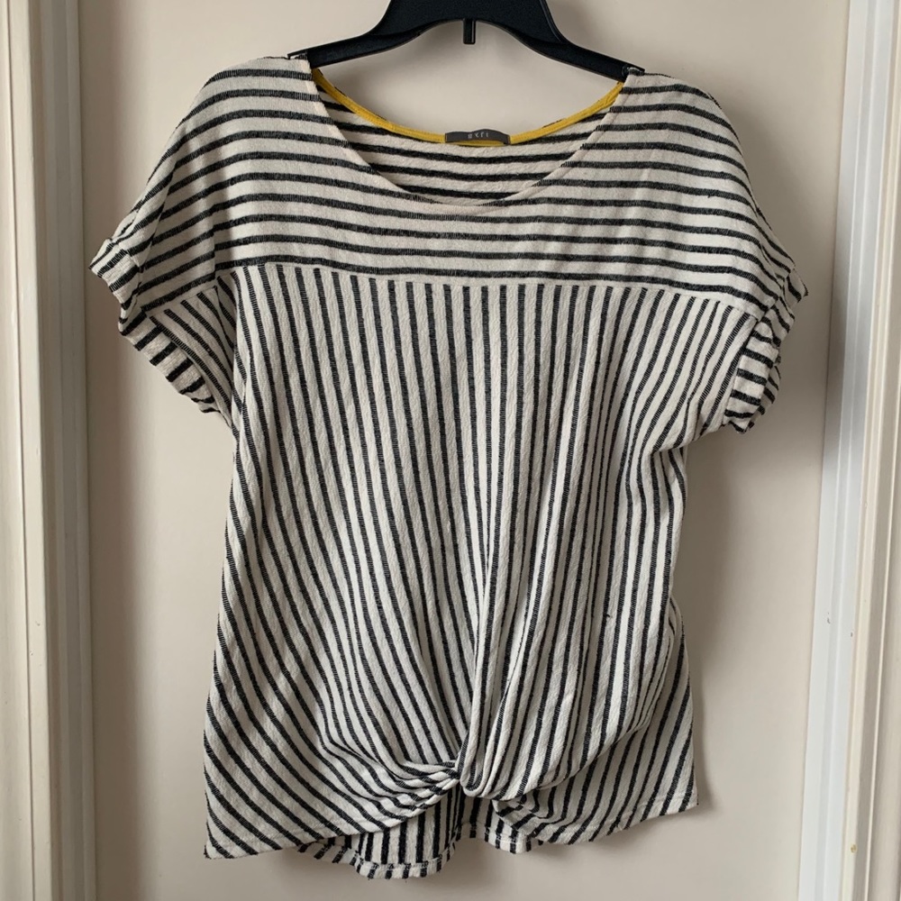 Gyft T-shirt: striped, knotted front hem